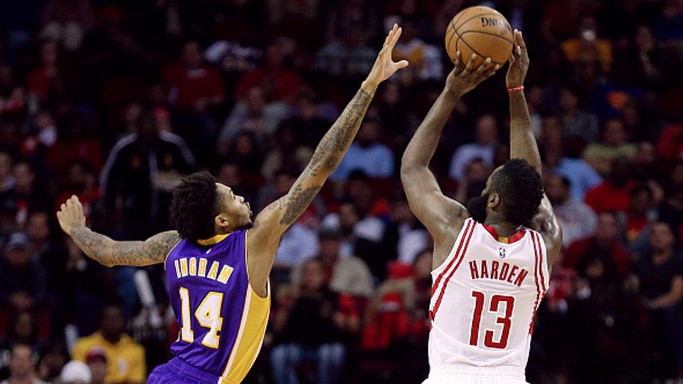 Brandon Ingram (kiri) berusaha menggagalkan aksi James Harden. - INDOSPORT
